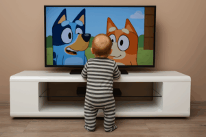 bimbo piccolo in pigiama guarda TV